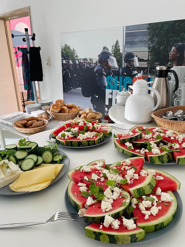 Heute war es wieder so weit: Unser monatliches Frühstück in der Geschäftsstelle ☕🥐 ein schöner, leckerer Start in den Tag! 🍉
In unserer Geschäftsstelle in #Würzburg haben am Freitag gleich 10 neue Kolleg:innen angefangen! 🎉 Unser Team ist also fast vollständig besetzt.
Und das Frühstück war doch der perfekte Einstieg!
Willkommen im Team – wir freuen uns auf die gemeinsame Zeit! 🤝💛
#katholikentag2026 #würzburg #frühstück #team