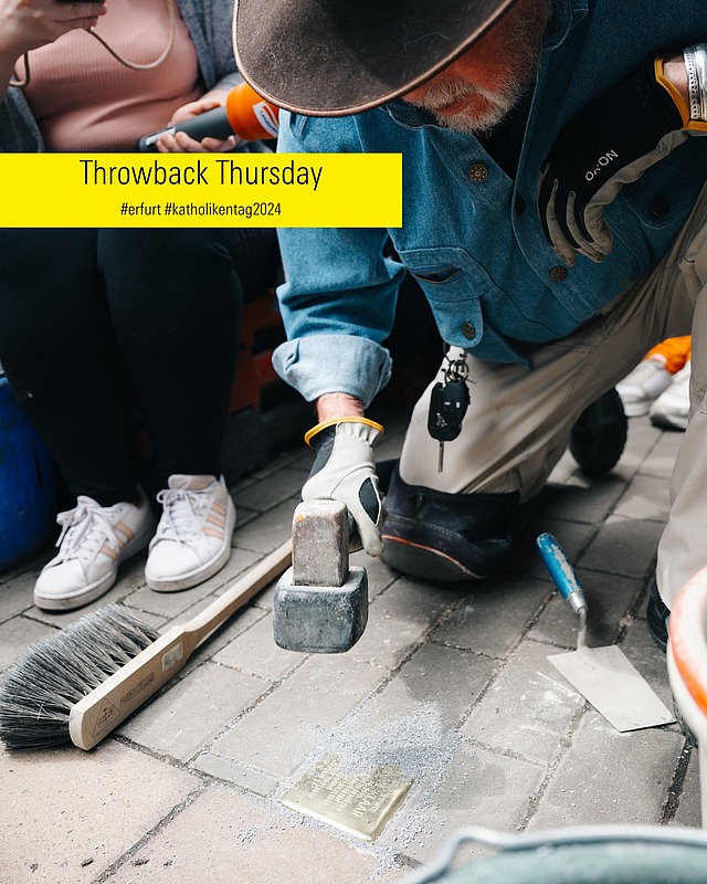 #ThrowbackThursday #Katholikentag2024 in Erfurt
Wir erinnern uns an einen wichtigen Moment in Erfurt. Erfurt hat seinen ersten Stolperstein erhalten. 🕯️Er liegt in der Trommsdorffstraße 5 – dort, wo einst das Geschäft von Karl Klaar, einem jüdischen Kaufmann, stand: die „Erfurter Tapesseriemanufaktur Klaar und Schloss.“ Am 28. November 1940 wurde er in der Anstalt Bernburg ermordet.
💬 Schülerinnen und Schüler der Edith-Stein-Schule haben seine Geschichte recherchiert, die Patenschaft für den Stolperstein übernommen – und sogar Nachfahren von Karl Klaar in Chile gefunden. Ein beeindruckendes Zeichen dafür, wie Erinnerung lebendig bleibt.
#katholikentag2024 #erfurt #Stolpersteine #Erinnerung #TBT #Throwback #NieWiederIstJetzt
Bild: Katholikentag/ Weiss