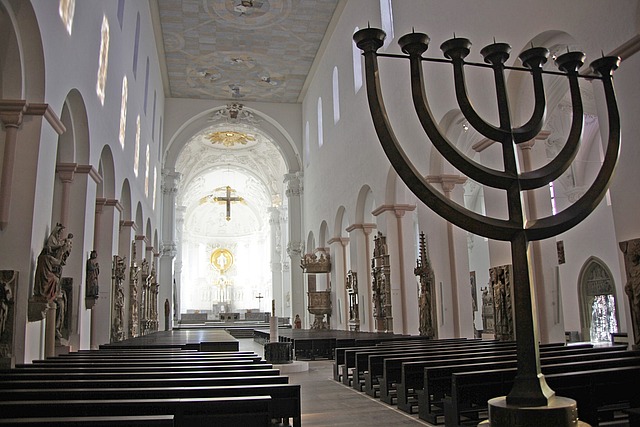 Chanukka Sameach! 
Mit diesem Menora-Leuchter aus dem Würzburger Kiliansdom wünschen wir unseren jüdischen Geschwistern ein frohes Chanukka-Fest! Der Menora-Leuchter im Kiliansdom soll ein sichtbares Zeichen der Verbundenheit mit dem Judentum sein. Kennt ihr den Unterschied zwischen Menora- und Chanukka-Leuchter? Schreibt uns dazu gerne in 
in die Kommentare.
Foto: Markus Hauck
#kiliansdomwürzburg #chanukkahsameach #kiliansdomwürzburg