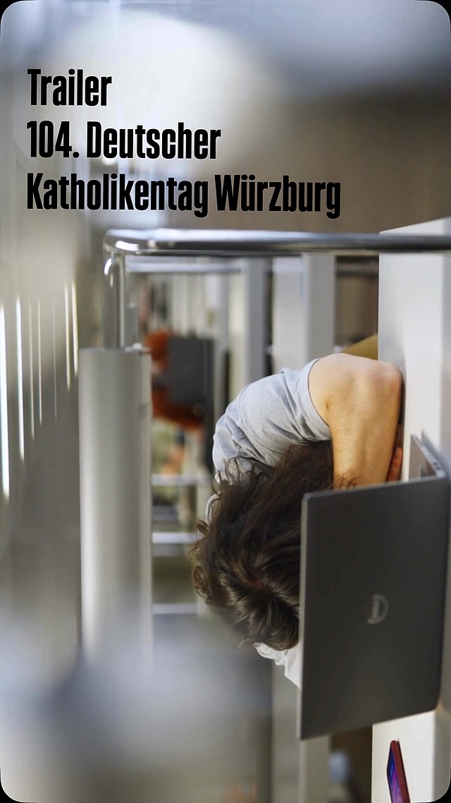 Unser offizieller Trailer für den 104. Deutschen Katholikentag 2026 in Würzburg ist da! 🎉
Kommt vom 13.-17. Mai 2026 nach Würzburg und betet, diskutiert und feiert mit uns!
Wie findet ihr den Trailer?🤔 Erkennt ihr die Orte in Würzburg?
Den Trailer findet ihr ebenfalls auf katholikentag.de und auf unserem YouTube Kanal: https://youtube.com/@katholikentag?si=CUeEeale0C4nF7Ud
Video: Neuproduction
#katholikentag2026 #würzburg #trailer #vorfreude❤️