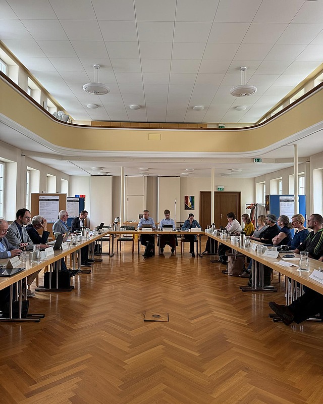 👀 Heute tagt die Programmkommission:
In einem interaktiven Austausch besprechen die Leitungen der ehrenamtlichen Arbeitskreise, welche Themen für die verschiedenen Veranstaltungsbereiche geplant sind. Gibt es thematische Lücken? Oder vielleicht Dopplungen, die vermieden werden sollten?
Das Ziel: Ein stimmiges, ausgewogenes Programm, das inspiriert, bewegt und Raum für neue Impulse lässt. 💬
#katholikentag2026 #würzburg #Programmkommission