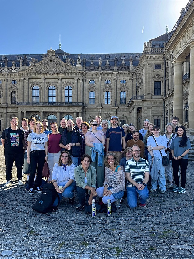 Heute war Teamzeit!✨
Endlich vollständig durften wir gemeinsam einen abwechslungsreichen Betriebsausflug erleben.
Los ging’s mit einer Stadtrallye 🕵️♀️ durch Würzburg, bevor wir in der Residenz bei einer Führung die beeindruckenden Kunstwerke bestaunten.
Zum krönenden Abschluss haben wir bei Reisers Kochwerkstatt nicht nur hervorragend gegessen, sondern auch selbst Hand angelegt. 🎉 👩🍳
Ein Tag voller Spaß, Kultur und Genuss! Und vor allem mit einem großartigen Team!💛
#katholikentag2026 #würzburg #ausflug #team