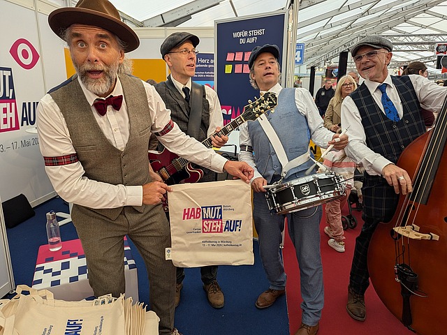 Freaky Blinders auf der Mainfrankenmesse! 🎪
Gestern sorgten die Freaky Blinders für den richtigen Sound an unserem Stand: mit ihrem Look aus den 1920er/1930er-Jahren begeisterten sie alle und sorgten für richtig gute Stimmung! 🎶🎩
Kommt doch gerne vorbei und quatscht mit uns, wir freuen uns auf euch. ✨
P.S. Ihr könnt natürlich auch Musik machen 😉
(Halle 6, Stand 6.08)
Foto: Bernhard Schweßinger
#Mainfrankenmesse #katholikentag2026 #würzburg