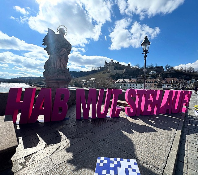 Das lange Warten hat sich gelohnt: Unsere Werbelinie ist jetzt offiziell! 🎉💥 
Knallige Farben, vielseitige Icons und unser Leitwort: „Hab Mut, steh auf“! 

Soeben hat der Pressetermin auf der Mainbrücke dazu stattgefunden. 
Was haltet ihr von der Werbelinie?? 💬 Könnt ihr die Icons und deren Bedeutung entschlüsseln? 🤔 

Ab sofort gibt es auch Werbematerialien zum Herunterladen: katholikentag.de/downloads 
Wir sind gespannt auf eure Gedanken! 👇👇 

Bilder: Katholikentag/ L.Hofmann

#werbelinie #würzburg #katholikentag2026