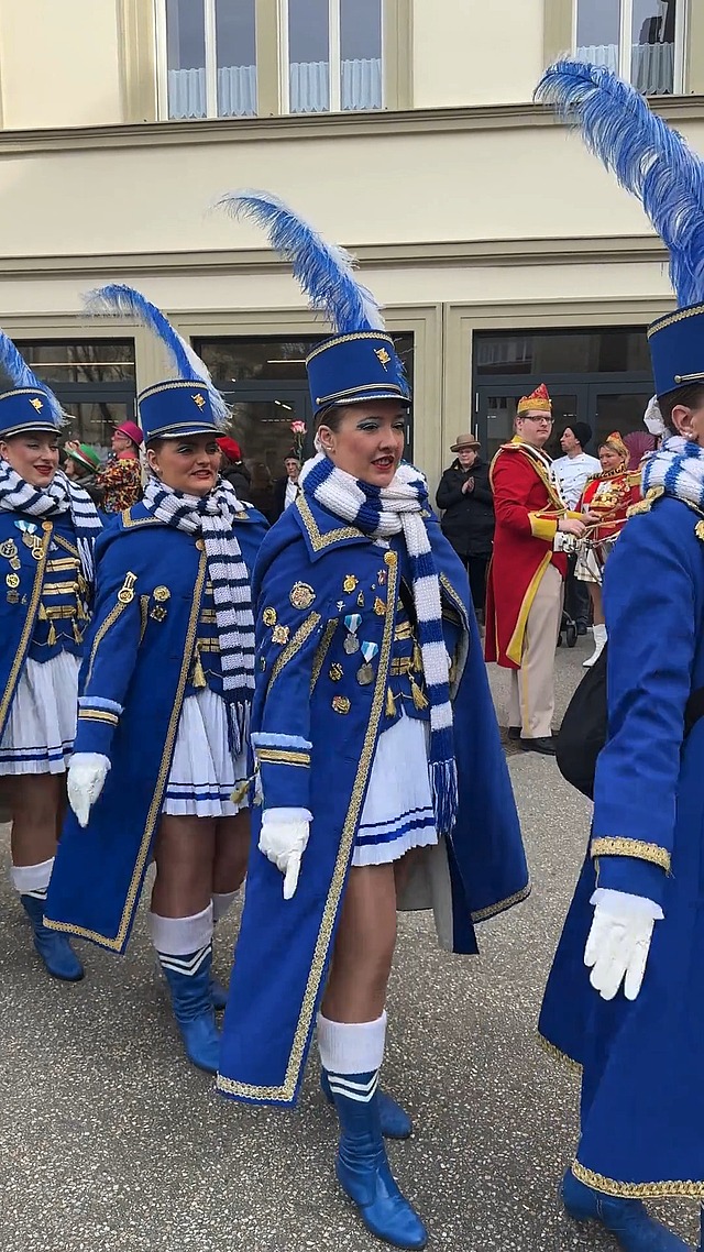 HELAU! Eben ist der Würzburger Elferrat stimmungsvoll und musikalisch in den Innenhof der Erlöserschwestern eingezogen. 🎭🎉Nach einer kurzen Begrüßung durch Generaloberin Schwester Monika sind wir alle zusammen in die Kirche marschiert. Nach einer Schlussandacht gab es eine herzliche Ansprache und die Verleihung von Ordenszeichen vor dem Café. 

Ein großes Dankeschön an alle, die dabei waren!

Waren die Schwestern nicht einfach toll verkleidet? 🎉

#Karneval #Elferrat #Würzburg #Erlöserschwestern #katholikentag2026