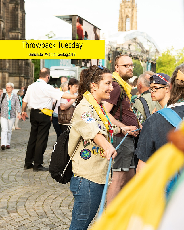 Heute mal ein #ThrowbackTuesday
#Katholikentag2018 in Münster 💫
Wir blicken zurück und sagen von Herzen DANKE an all unsere großartigen Helfenden. 💛Ohne euch würde beim Katholikentag nichts laufen!
Und bald geht’s wieder los:
📅 Ab dem 01.09. startet die Anmeldung für Helfende beim Katholikentag in Würzburg!
👉 Alle Infos unter katholikentag.de/helfen
Und so nebenbei: Der Katholikentag ist auch die perfekte Bühne, um euren Insta-Kanal ins Rampenlicht zu rücken 😏➡️ Siehe Bild 2!
#Katholikentag2026 #Ehrenamt #Würzburg #Throwback
Bilder: Katholikentag/ Tenberge/Bahl/Roewer