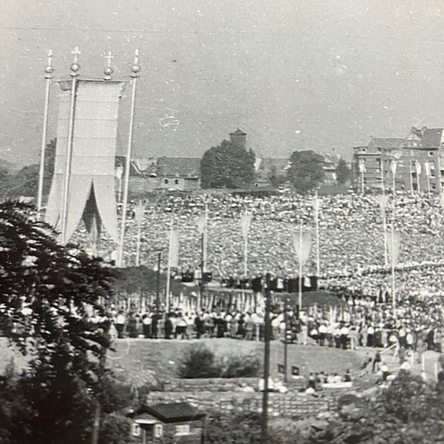 Noch bis zum 31. Oktober zeigt die Ausstellung „Gerechtigkeit schafft Frieden“ Erinnerungen an den Katholikentag 1949, der im vom Krieg gezeichneten Bochum stattfand. Die dort gefassten Beschlüsse hatten großen Einfluss auf die Sozialpolitik der Nachkriegszeit. Wusstet ihr, dass für die 500.000 Teilnehmenden extra ein provisorischer Bahnhof errichtet wurde? 🚉 
Mehr Infos: bochum-katholisch.de 
#Rückblick #Katholikentage #katholikentag2026 #Bochum1949 #KircheundGesellschaft