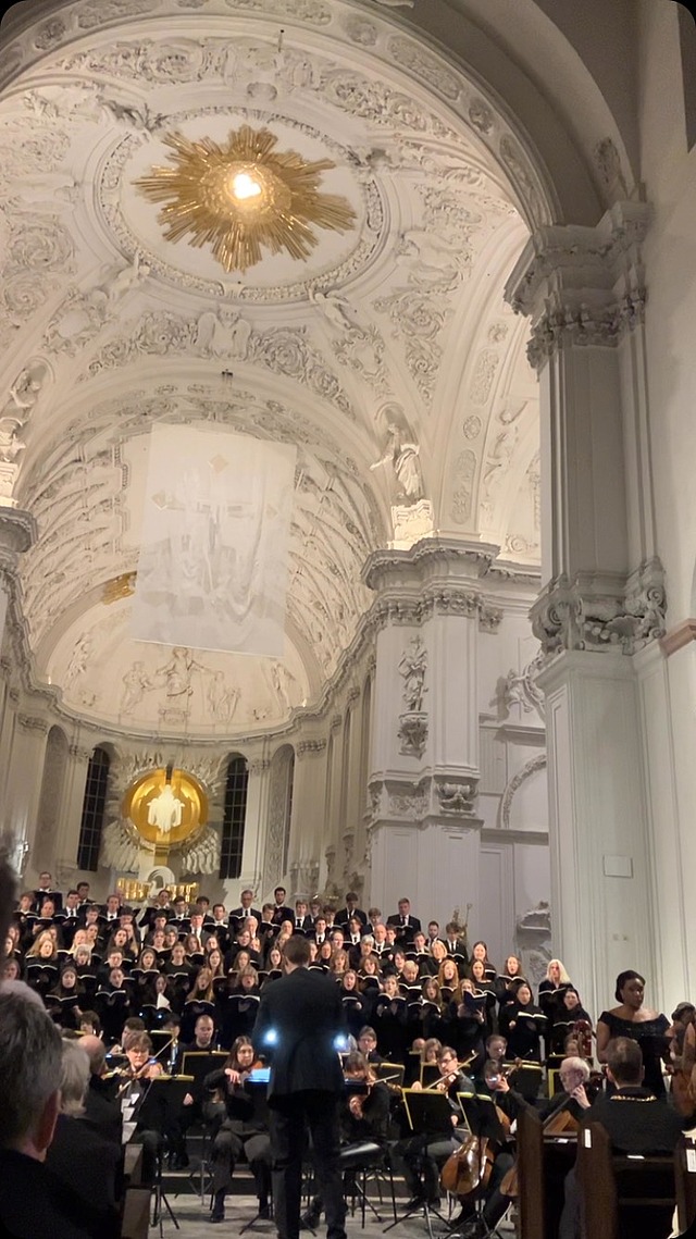 Das Oratorium « Child Of Our Time » von Michael Tippett heute im Kiliansdom. Eine beeindruckende Aufführung zum 80. Jahrestag der Zerstörung der Würzburger Innenstadt in den letzten Kriegwochen. Im Anschluss um 21:20 Uhr läuteten alle Würzburger Kirchenglocken für 20 Minuten. So lange dauerte der Angriff, bei dem rund 3000 Menschen ums Leben kamen.
#würzburg #luftangriff #niewieder