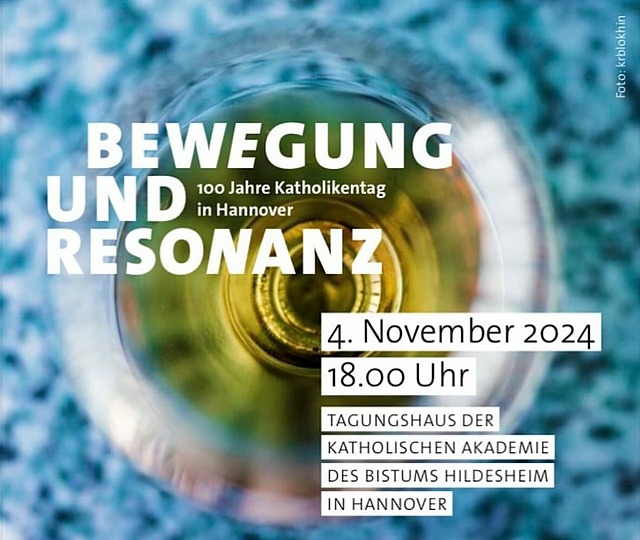 📆 Am 4. November beleuchtet die Podiumsdiskussion „Bewegung und Resonanz“ in Hannover den Katholikentag 1924 und aktuelle Fragen der Glaubensvermittlung. 

Vor 100 Jahren, vom 30.8-3.9.1924, kamen rund 50.000 Katholik:innen aus ganz Deutschland – darunter lediglich eine Handvoll Bischöfe – zum „Deutschen Katholikentag“ in Hannover zusammen. Die Themen dieses erstes Katholikentags in der Diaspora haben bis heute nichts von ihrer Aktualität verloren. 

Mit dabei sind u.a.: Dr. Maria Flachsbarth, Mitglied im Synodalen Ausschuss, Dr. Andreas Kratel, Abteilungsleiter Katholikentage beim ZdK & Dr. Stefanie Rentsch, Programmleiterin beim Deutschen Evangelischen Kirchentag. 

#Rückblick #Katholikentage #katholikentag2026 #Hannover1924 #KircheundGesellschaft