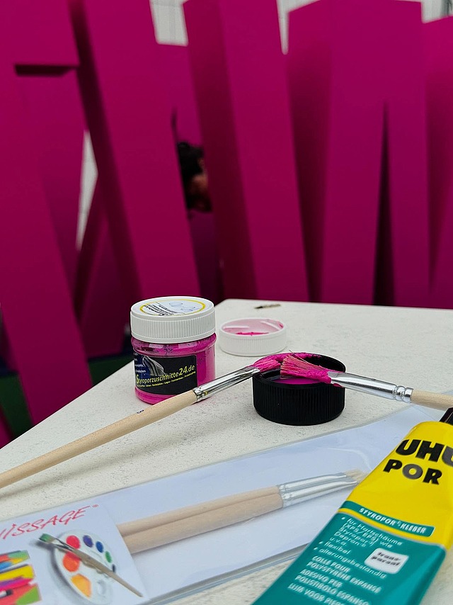 Unser Leitwort bekommt ein Beauty-Makeover! 🎨🖌️
Mit Pinsel, Farbe und Spachtel ging es an die Wörter. Denn bei dem herrlichen Wetter konnten wir nicht widerstehen, ihnen einen frischen Look zu verpassen.
Jetzt sind sie bereit für ihren Auftritt im Würzburger Dom während des Kiliani-Festes!
#Leitwort #Kiliani2025 #HabMutStehAuf #Würzburg #katholikentag2026