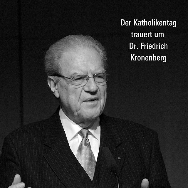 Der Katholikentag trauert um den langjährigen ZdK-Generalsekretär Dr. Friedrich Kronenberg, der am 1. Februar 2025 im Alter von 91 Jahren verstorben ist. „Friedrich Kronenberg war über mehr als 30 Jahre eine der herausragenden Persönlichkeiten des Laienkatholizismus in Deutschland“, würdigt ZdK-Präsidentin Dr. Irme Stetter-Karp. „Er war ein kluger Stratege, der es mit Realitätssinn, Weitsicht und überragender Kenntnis seiner Kirche verstand, Menschen und Ideen zu verbinden und auf ein Ziel hin zu lenken. Dabei war es ihm ein zentrales Anliegen, die Kirche mit der Welt und die Welt mit der Kirche zu verbinden.“
 
In Kronenbergs Amtszeit fällt die Würzburger Synode (1971-1975), die er maßgeblich mit auf den Weg brachte und deren Stellvertretender Sekretär er wurde. Auf den damaligen Beschlüssen fußen die immer noch gültigen Strukturen des Diözesanrats und der Laienvertretungen in allen Diözesen und in den Pfarreien. Unter seiner Beteiligung wurde Anfang der 1970er Jahre beim ZdK der Gesprächskreis „Juden und Christen“ ins Leben gerufen. 1993 regte das ZdK unter Kronenberg die Gründung von Renovabis an. 1999 war Kronenberg schließlich aktiv an der Gründung von Donum vitae beteiligt. Den aktuellen Synodalen Weg der katholischen Kirche in Deutschland betrachtete er als zukunftsweisend.

Als Generalsekretär des ZdK hegte und pflegte Kronenberg auch die Deutschen Katholikentage. Für ihn zeigte sich in diesen Versammlungen deutlich, wie wichtig sie für die Entwicklung der vielfältigen katholischen Organisationen sind. Er krönte dieses Engagement mit seinem Einsatz für einen Ökumenischen Kirchentag, der erstmals 2003 in Berlin stattfand.
 
„Das ZdK verliert mit Friedrich Kronenberg einen seiner großen Gestalter und politischen Köpfe. Sein berufliches und privates Wirken war geprägt von seiner Gradlinigkeit und getragen von einem tiefen Glauben. Das Zentralkomitee der deutschen Katholiken war ohne Zweifel sein Lebenswerk. In großer Dankbarkeit erinnern wir uns an ihn. Wir trauern mit seiner Familie und gedenken seiner im Gebet“, sagt ZdK-Präsidentin Stetter-Karp.

Zur Pressemitteilung: zdk.de

Bild: KNA