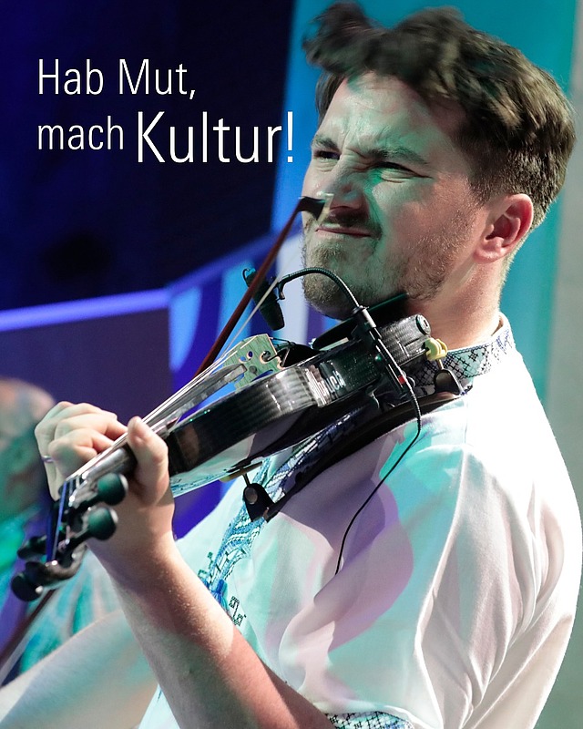 Hab Mut, steh auf der Bühne! 🎭🎶🎨 
Du bist Künstler:in und möchtest das Kulturprogramm mitgestalten? Wir suchen Beiträge in den Bereichen: Musik (von klassisch bis zeitgenössisch), Kirchenmusik / Neues Geistliches Lied / Gospel, Kabarett und Literatur, Theater und Tanz/Performance, Bildende Kunst und Medienkunst. 

Ob Oratorium, Flashmob, öffentliche Interventionen, Offenes Singen, Malworkshops oder Tanzperformances – deine kreativen Ideen sind gefragt! Überrasche uns mit neuen, innovativen Formatvorschlägen! 💡✨ 

📅 Bewerbungsfrist: 24. Juni 2025 

Reiche deine Beiträge ein unter: katholikentag.de/mitwirken/kultur 
 
Bilder: Katholikentag/ Johna/Weiss
#Katholikentag2026 #Kultur #Würzburg #Mitwirken