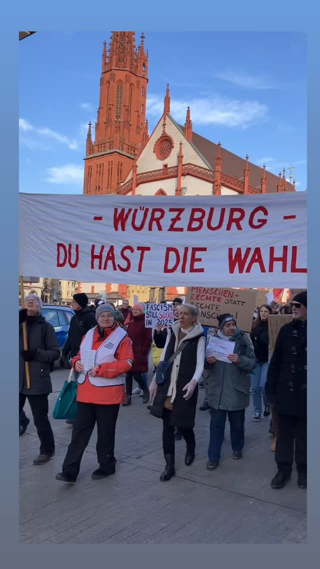 Heute mit 3000 Würzburgerinnen und Würzburgern beim Aktionstag der Omas gegen Rechts für  den Erhalt der Demokratie demonstriert!  #niewiederistjetzt #omasgegenrechts #katholikentag2026 #wuerzburg