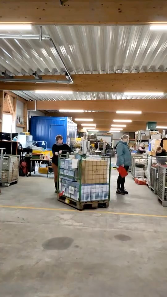 Die Woche des Lagers ist da! 📦
Wie jedes Jahr steht die Inventur im ökumenischen Lager in Hünfeld, zusammen mit dem Team vom Kirchentag, an – und hier gibt es immer mehr zu finden, als man denkt! Ob Feldbetten, Flatterband, Töpfe, Vasen, Sonnenschirmständer, Müllbeutel, Moderationskarten oder Seile – wir sind gespannt, was sich noch alles in den Regalen versteckt. 
Was wird uns wohl als Nächstes in die Arme springen?🤔
#InventurAbenteuer #Lager #Hünfeld #ÖkumenischesLager #katholikentag2026