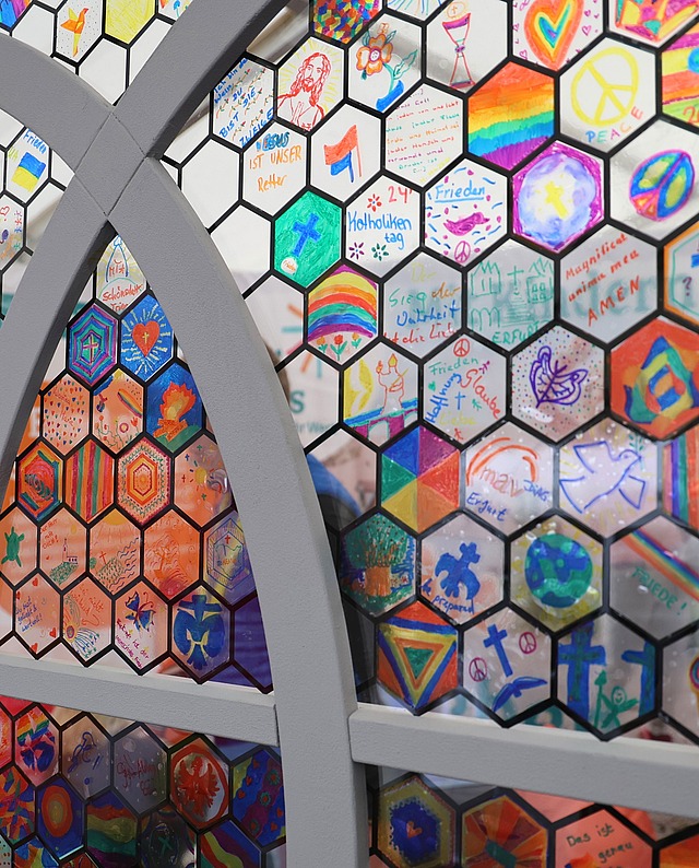 Wir wünschen Euch einen gesegneten Himmelfahrtstag! 🙏
Dafür haben wir heute diese bemalten Glasfenster von der Erfurter Kirchenmeile ausgesucht. Bunt, vielfältig, lichtdurchlässig - mit vielen Symbolen. 🌈
Was bedeutet Himmel für euch an Himmelfahrt? 🌤️ Wir sind gespannt auf Eure Antworten in den Kommentaren.
PS: und allen Papas einen wunderschönen Vatertag. Lasst euch feiern! Schön, dass es euch gibt! 💙
Foto: Hessland / katholikentag